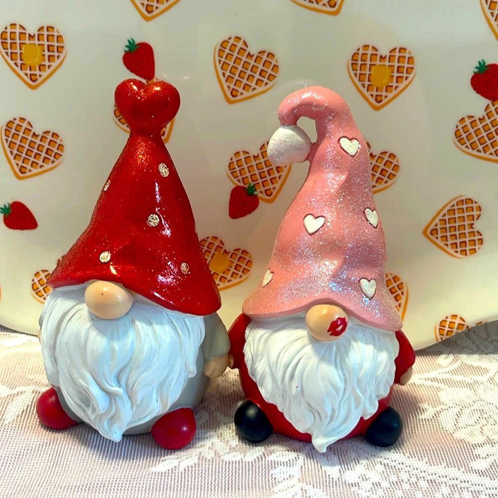 Valentine’s Day set Of 2 Gnomes 
Measuring approximately 6X4